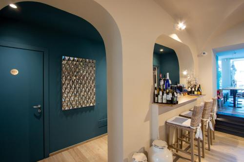 拉瓦尼亚Blu Hotel的一间设有蓝门的品酒室和一间酒吧