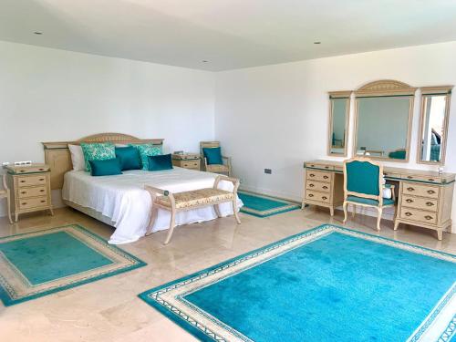 锡蒂奥卡拉翁达Villa Monterray, Royal Beach, Calahonda - Beach Front Villa的卧室配有2张位于地板上的蓝色大地毯