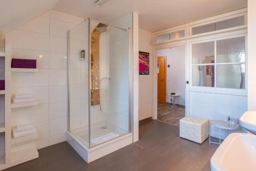 奥格斯堡Arthotel ANA Style Augsburg的带淋浴和盥洗盆的浴室