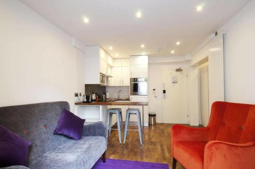 伦敦Camden Prime ApartHotel的带沙发的客厅和厨房