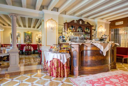 威尼斯大运河酒店的一间餐厅,一间酒吧位于房间内