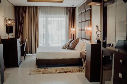 卡坦扎罗丽都尼亚加拉酒店的一间卧室设有一张床和一个大窗户