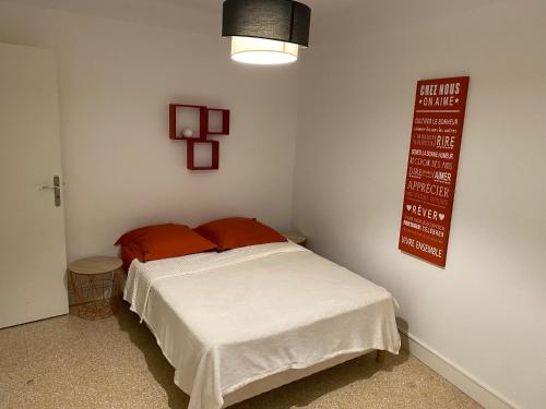 尼斯4 Rue Guigonis的卧室配有一张床,墙上有标志