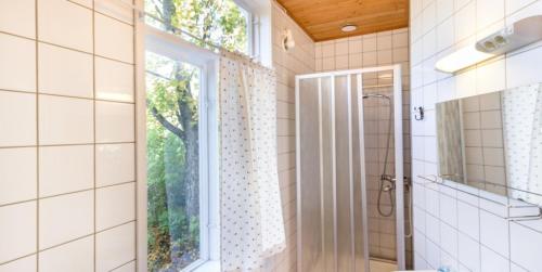 汉科Hanko Villa Anke & Janne的带淋浴和盥洗盆的浴室以及窗户。