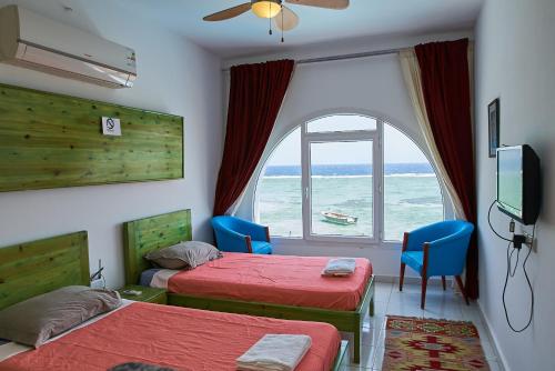 达哈布Solaris的客房设有两张床和一扇海景窗户。
