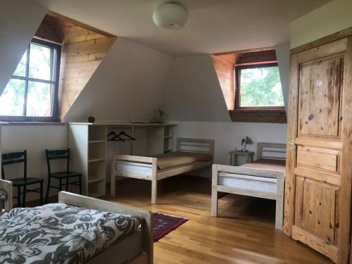 斯维德尼克Twój Azyl的一间卧室设有一张床和木制天花板