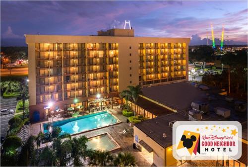 奥兰多Holiday Inn & Suites Orlando SW - Celebration Area, an IHG Hotel的大楼前有游泳池的酒店