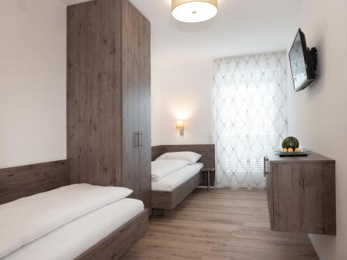 海因费尔斯Appartement Burgblick的一间带两张床的卧室和一台电视