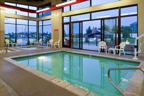 桑德波因特Hotel Ruby Sandpoint的一座带椅子和窗户的建筑中的游泳池