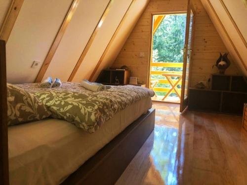 佩鲁恰茨Dren Chalet Lux - Banjska stena的木屋内的卧室配有一张床