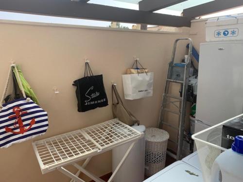伊斯兰蒂拉Golf Chalet Islantilla的一间带架子和冰箱的小厨房