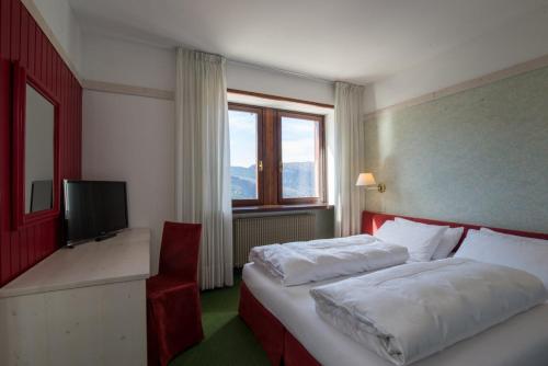 福尔加里亚意大利安蒂科阿尔贝哥斯黛拉酒店的酒店客房,配有床和电视