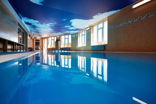 里马若夫施朗斯酒店的一座拥有蓝色灯光的游泳池