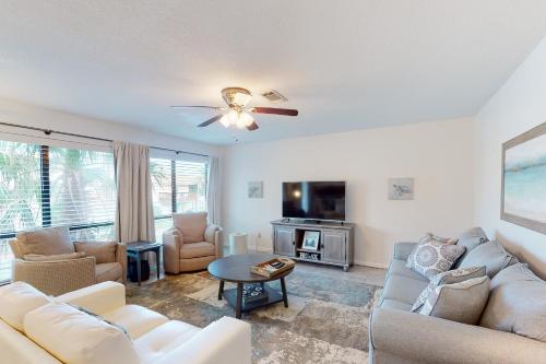纳瓦拉Beachview的客厅配有白色家具和吊扇