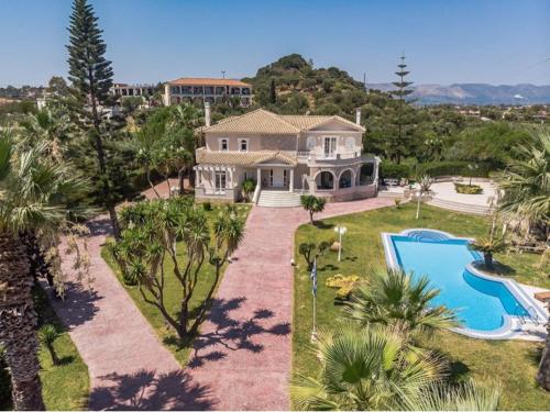 扎金索斯镇Rodami Artisan Manor的享有带游泳池的房屋的空中景致