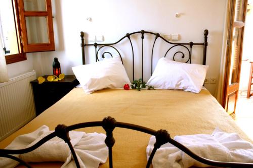 Kóronos马蒂纳斯塔夫罗斯传统公寓的一间卧室配有一张大床和两个枕头
