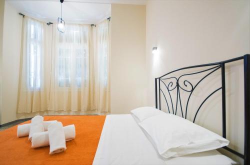 雅典Athens Psiri Hotel的卧室配有黑白床和白色床单