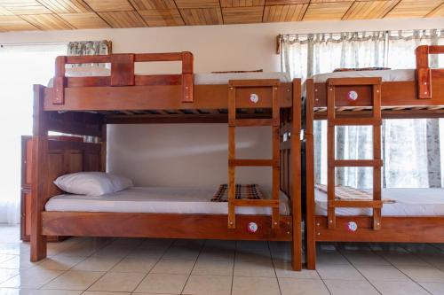 圣拉蒙Hostel Bouganvilia Bed and Breakfast的客房内的两张双层床