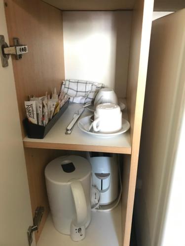 悉尼西城汽车旅馆的一个带水槽的橱柜和卫生间