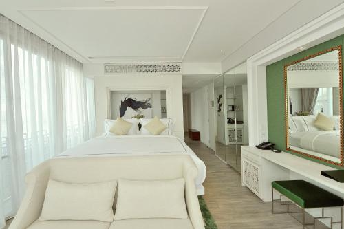 曼谷里瓦阿伦酒店 - SHA Extra Plus客房内的一张或多张床位