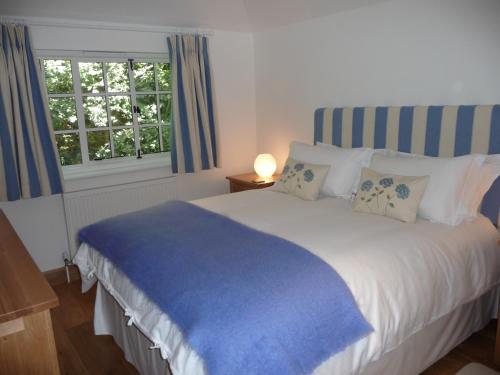 布罗德韦山坡旅馆公寓的一间卧室配有一张带蓝色毯子的床