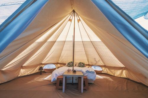 旧瓦马NirVama Tent Glamping的中间设有桌子的帐篷