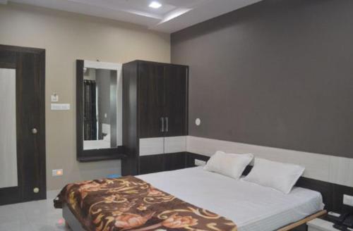 迪乌Premium hotel near Nagoa Beach的一间卧室配有一张床和镜子