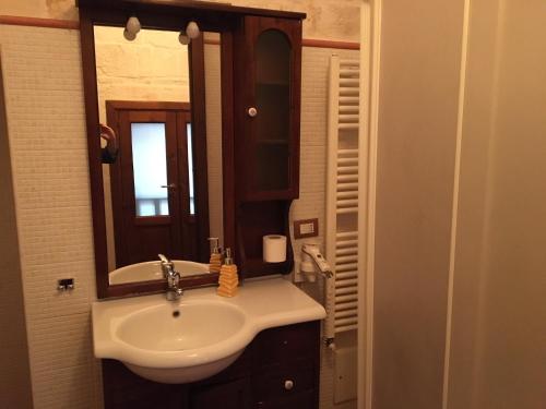 马丁纳弗兰卡B&B San Martino的一间带水槽和镜子的浴室