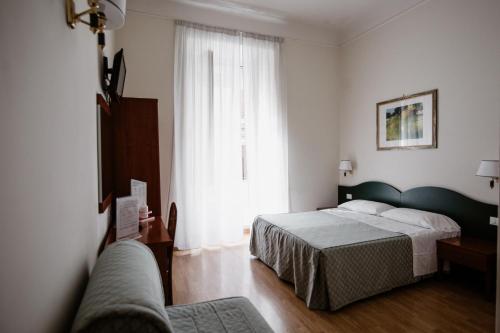 罗马拉基然多拉住宿加早餐酒店的酒店客房设有两张床和窗户。
