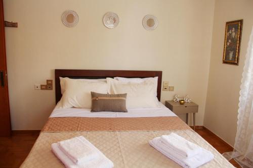 卡兰巴卡Meteoron Guesthouse的一间卧室配有一张床,上面有两条毛巾