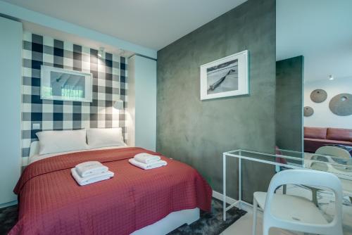 科沃布热格CHILLIapartamenty - Platany - POWDER的一间卧室配有红色的床和椅子