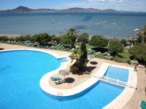 拉曼加戴尔马尔梅纳Hotel Izán Cavanna的享有游泳池和大海的顶部景致