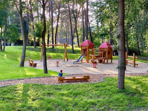 塞巴特阿尔贝克Hotel Residenz WALDOASE的儿童在公园的游乐场玩耍