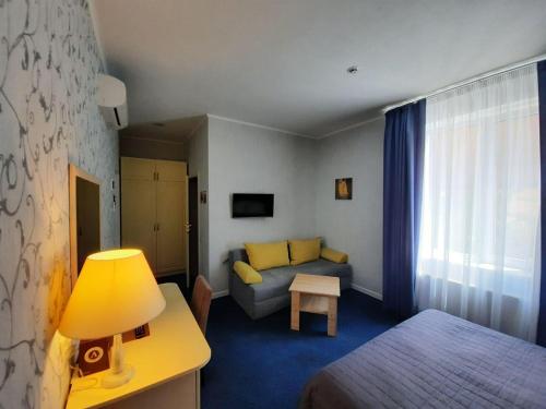 敖德萨Hotel Ajur的酒店客房,配有床和沙发