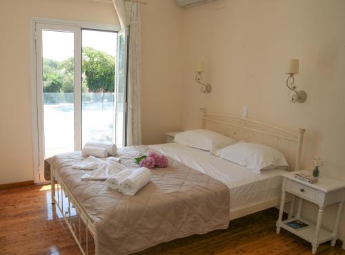 达西亚Terpsichore Boutique Appartments的一间卧室配有带毛巾的床和窗户。