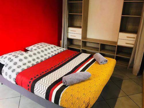 锡拉奥La Madeleine的一间卧室配有一张红色墙壁的床