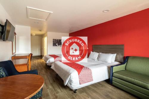 圣安东尼奥OYO Hotel San Antonio near AT&T Center的酒店客房,设有一张红色墙壁的床
