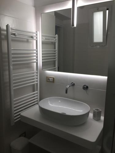 乌真托Ugento Dimora的一间带水槽和镜子的浴室