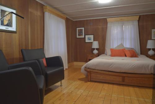 拉马巴耶阿拉希乌恩住宿加早餐旅馆的一间卧室配有一张床、两把椅子和一个窗户
