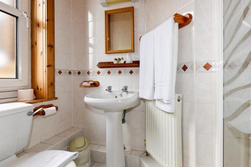 爱丁堡Brae Guest House的白色的浴室设有水槽和卫生间。