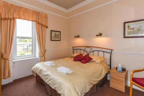 爱丁堡Brae Guest House的一间卧室设有一张床和一个窗口