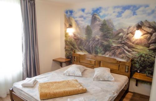比斯特里察Pensiunea Hubertus的一间卧室配有一张壁画床
