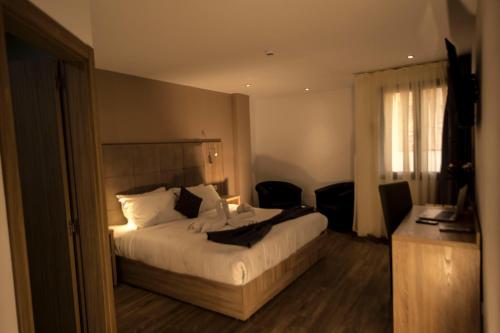 RouibaHotel Bournissa的酒店客房设有床和窗户。