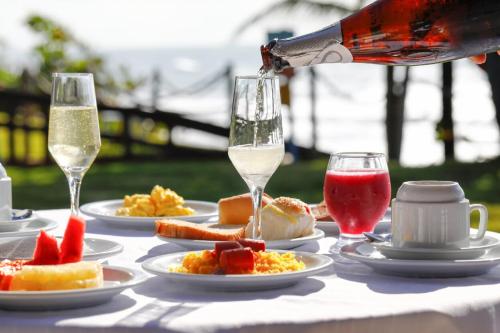嘎林海斯港艾克波托旅馆的餐桌,带食物盘和酒杯