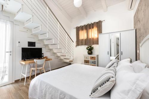 萨维奥迪拉韦纳Ca' Mira - Room&Breakfast的白色卧室设有大床和楼梯