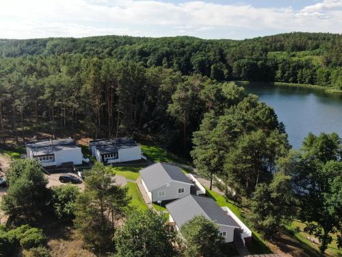 DrezdenkoPrzystań na Zagórzu - Apartamenty nad jeziorem的享有房子和湖泊的空中景致