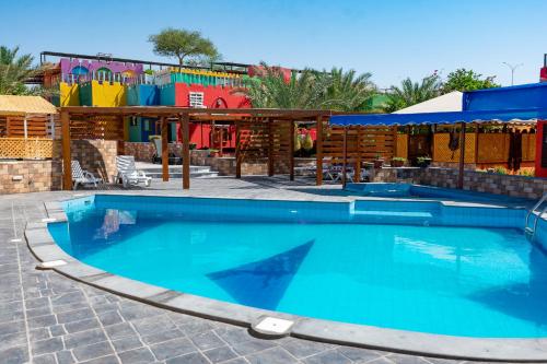 亚喀巴Bedouin Garden Village, hotel Dive的游乐场前的大型游泳池