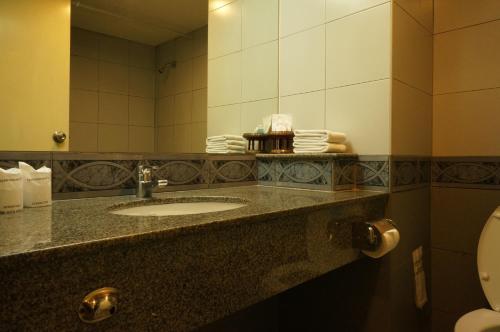 曼谷城市旅馆的一间浴室