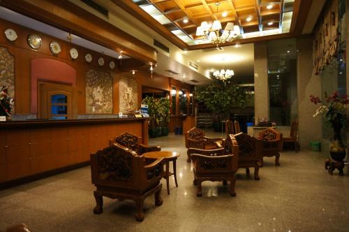 曼谷曼谷城市旅馆的大堂设有餐厅、椅子和酒吧