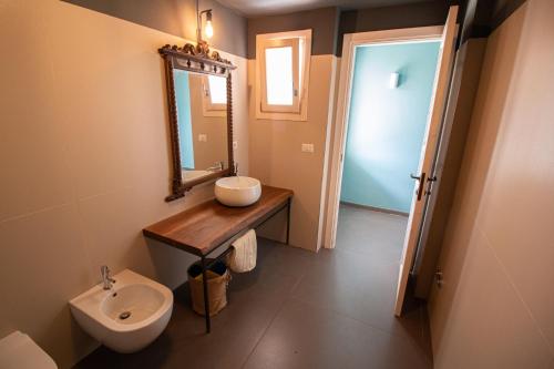 蒙特堡Le Masserie Zucaro的一间带水槽、镜子和卫生间的浴室
